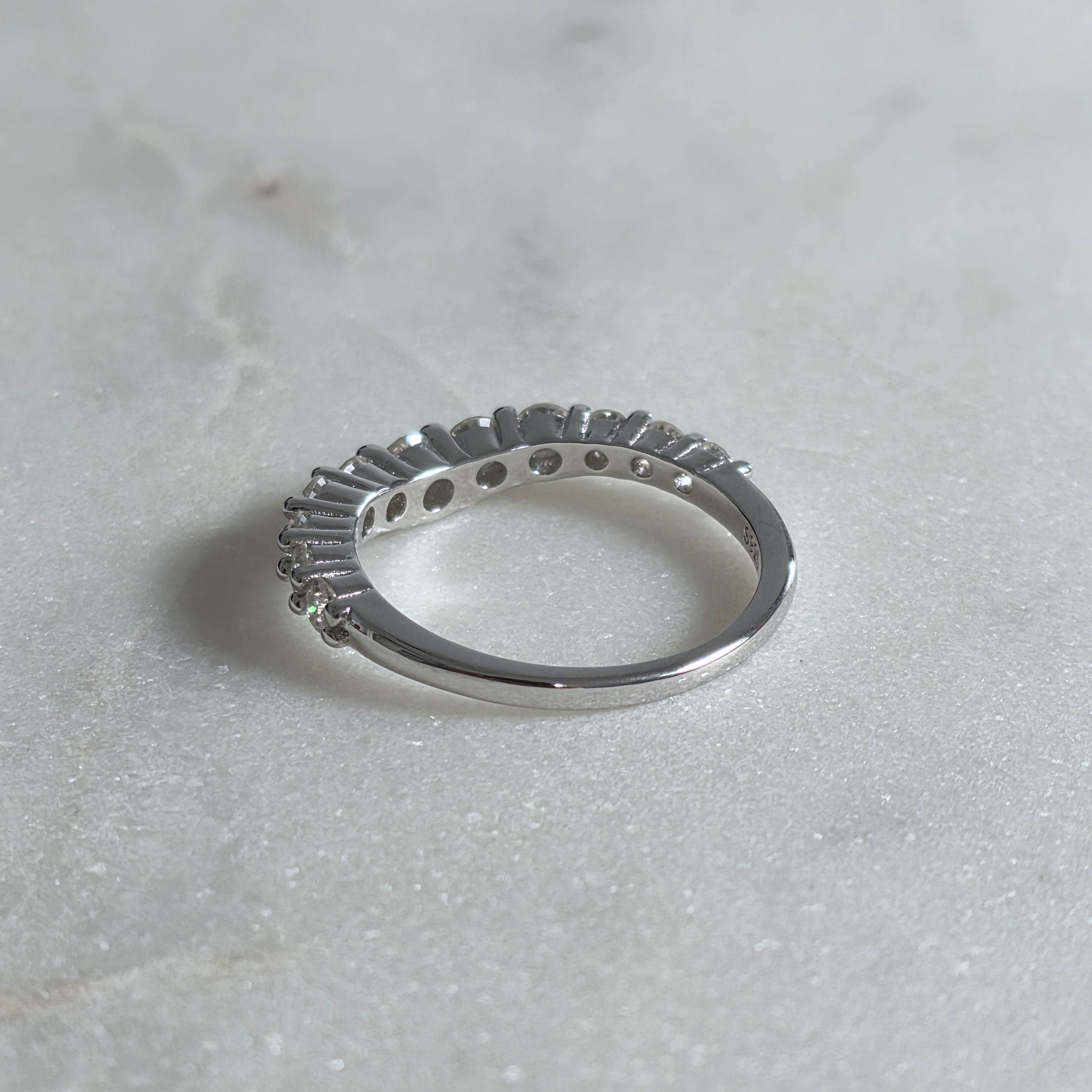 ALLIANCE 11-STONE ROUND-CUT CURVED MOISSANITE RING - 0.96ct